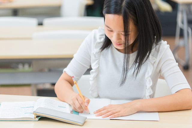 勉強する女の子